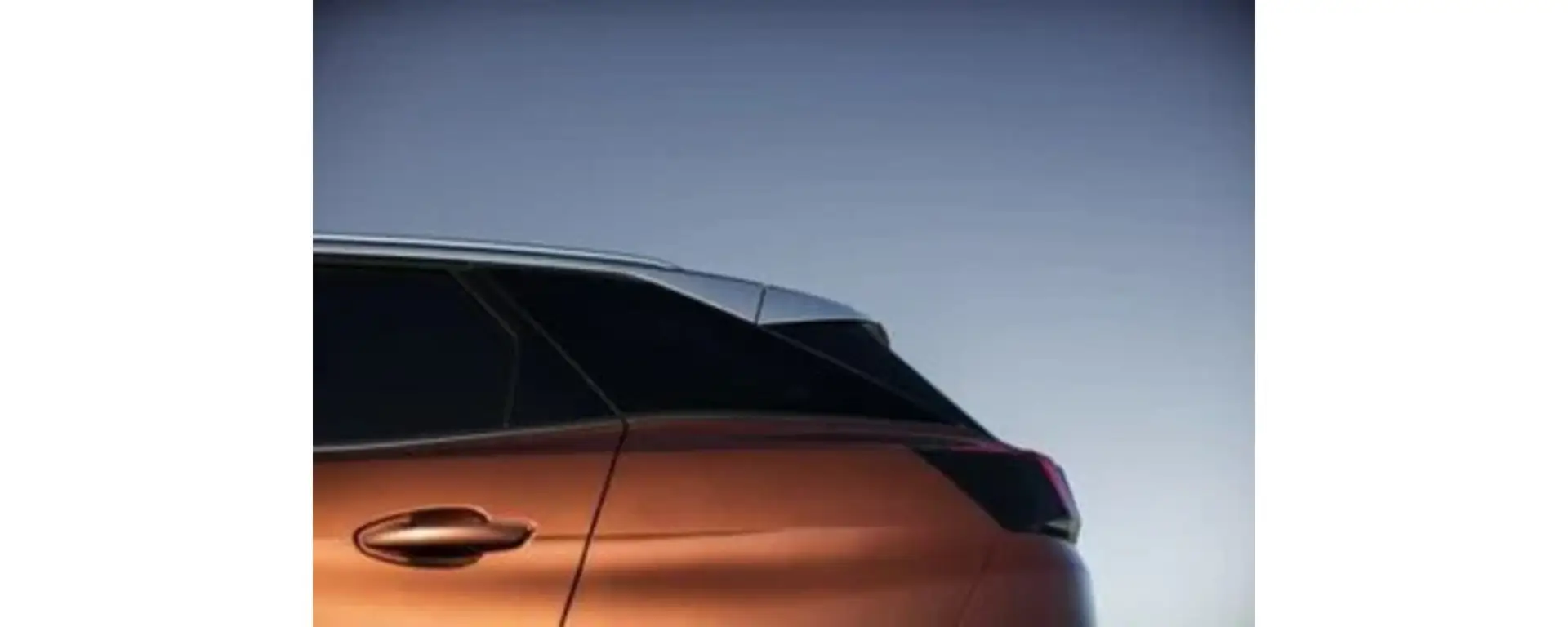 Meccanico specializzato che installa un gancio traino su un'auto in officina Siena Motori