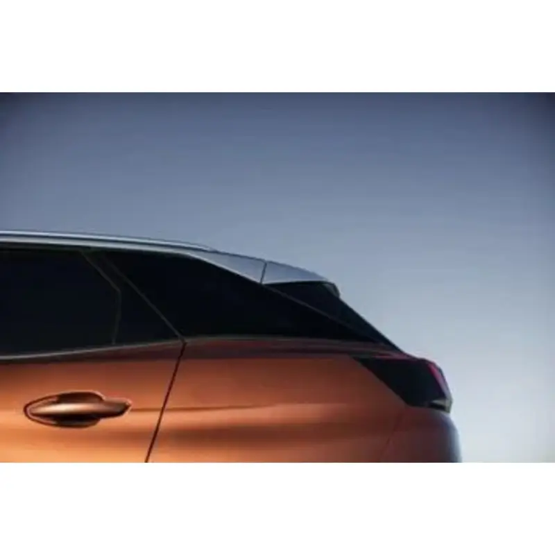 Meccanico specializzato che installa un gancio traino su un'auto in officina Siena Motori